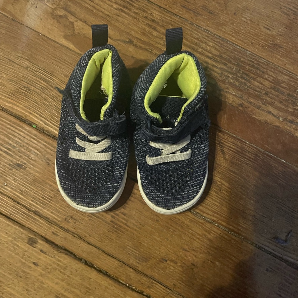 Carter’s tennis shoes size 4